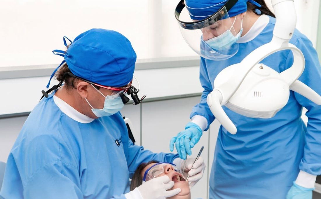 El Dr. Restrepo y su equipo atendiendo a una paciente