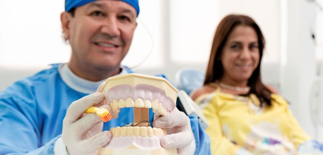 El Dr. Restrepo explicando con un modelo dental